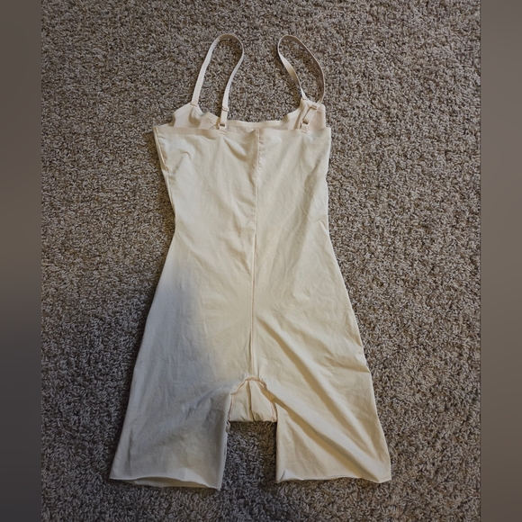 Spanx Invisible Shaping Open Bust Mid-Thigh Body Suit - Picture 5 of 6